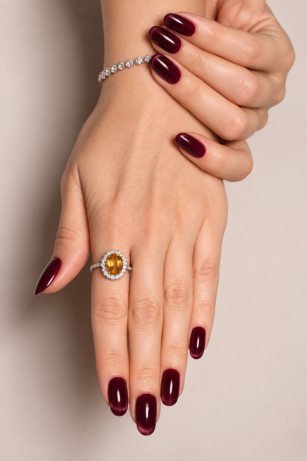 Manucure bordeaux brillante, mains ornées de bijoux — Surya Beauty